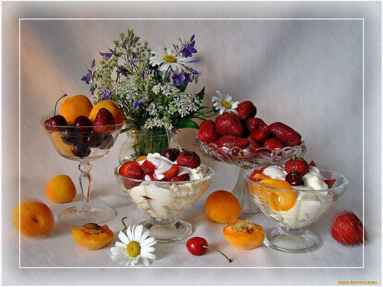 Хорошего дня фрукты. Натюрморт с цветами и фруктами. Натюрморт с фруктами и ягодами. Красивые летние натюрморты. Натюрморт праздничный стол.